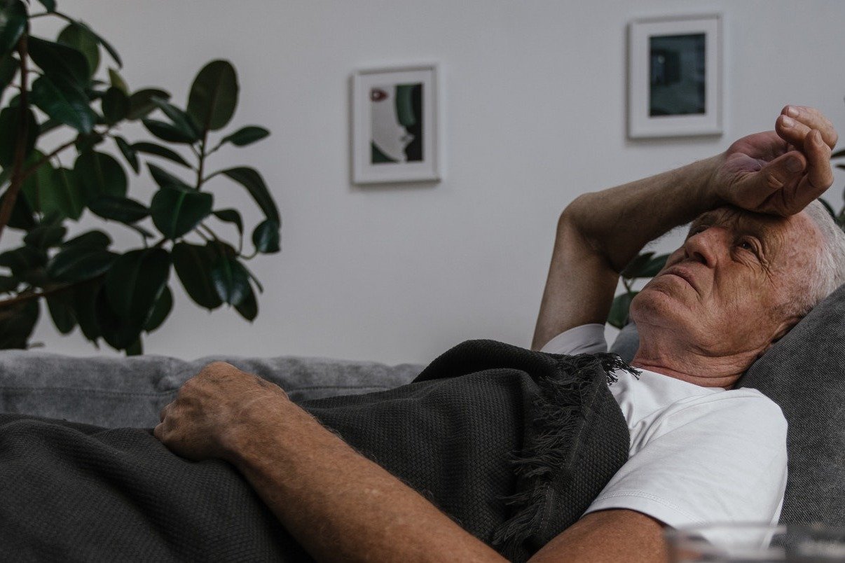 Hombre mayor con cara de preocupación. | Foto: Pexels