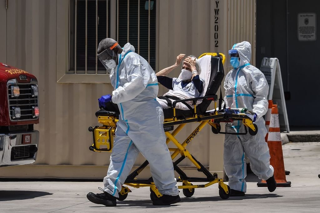 Des ambulanciers | Photo : Getty Images