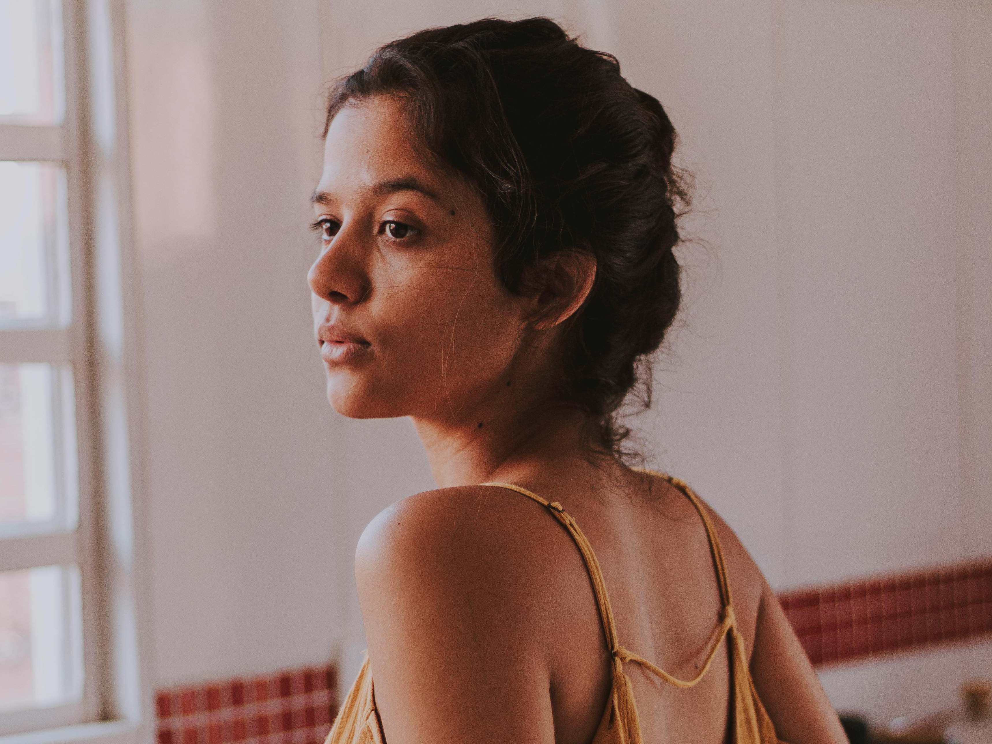 A young woman looking to her left in a kitchen | Source: Pexels