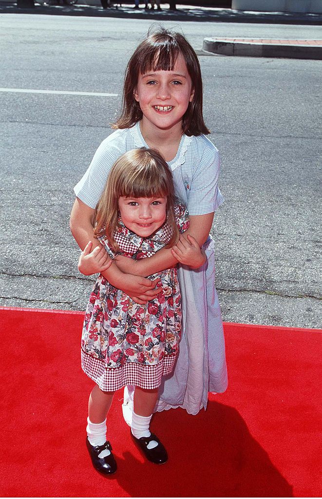 Mara and her younger sister Ana Wilson at the "Matilda" Los Angeles premiere on July 28, 1996 | Photo: SGranitz/WireImage/Getty Images