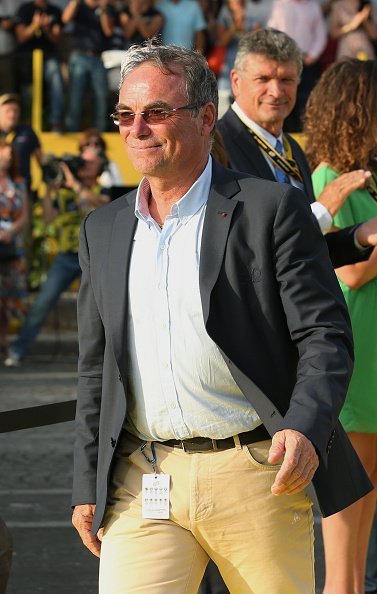 Bernard Hinault est honoré pour son dernier Tour de France en tant qu'ambassadeur après l'étape 21 à Paris, France. | Photo : Getty Images Bernard Hinault est honoré pour son dernier Tour de France en tant qu'ambassadeur après l'étape 21 à Paris, France. | Photo : Getty Images