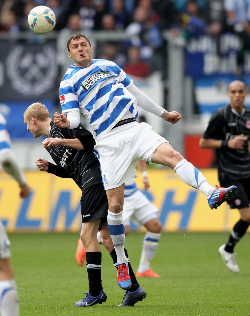 Sebastian Rode aus Frankfurt und Emil Jula aus Duisburg kämpfen um den Ball während des zweiten Bundesligaspiels zwischen MSV Duisburg und Eintracht Frankfurt in der Schauinsland Reisen Arena. (Foto von Friedemann Vogel / Bongarts) | Getty Images Sebastian Rode aus Frankfurt und Emil Jula aus Duisburg kämpfen um den Ball während des zweiten Bundesligaspiels zwischen MSV Duisburg und Eintracht Frankfurt in der Schauinsland Reisen Arena. (Foto von Friedemann Vogel / Bongarts) | Getty Images