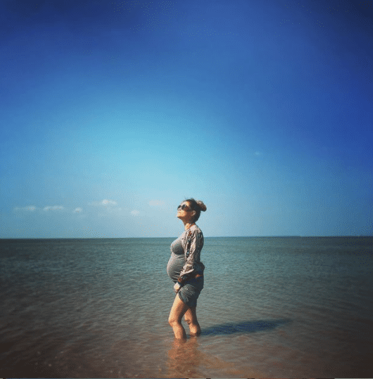 Julia Livage à la plage. | Photo : Instagram/julia.livage