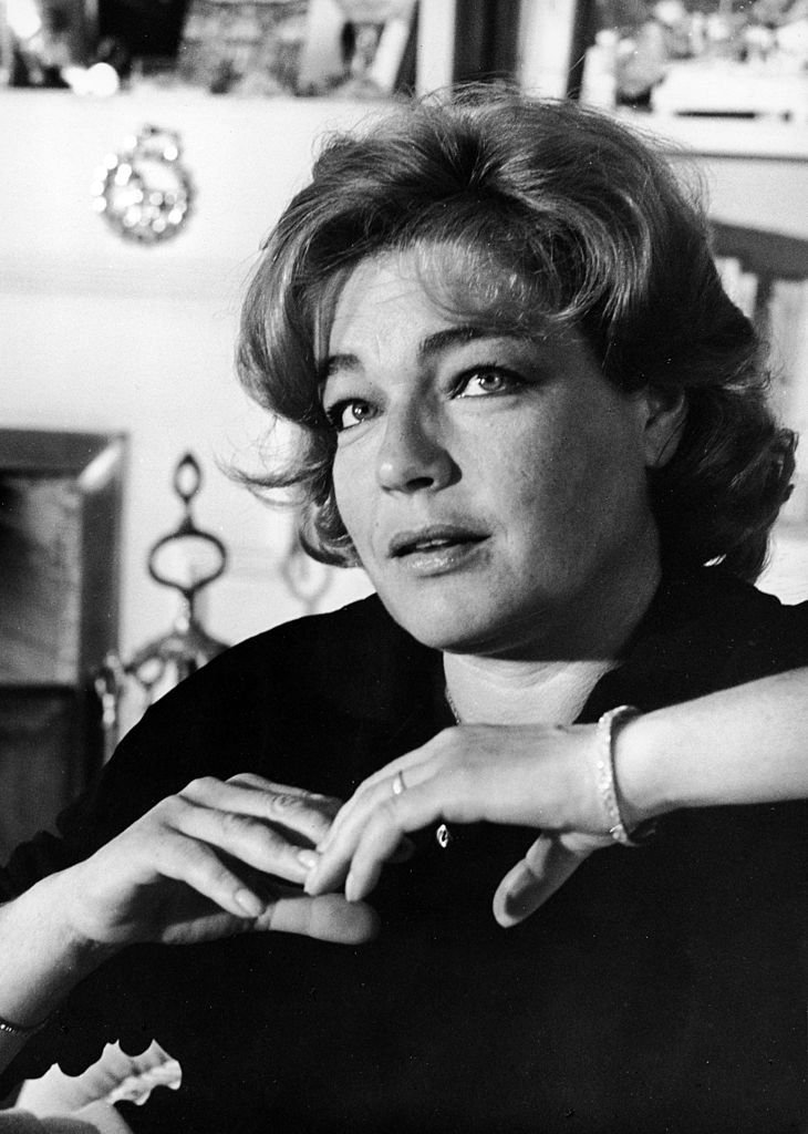 L'actrice française Simone Signoret (1921-1985) à son domicile à Paris, France. | Photo : Getty Images