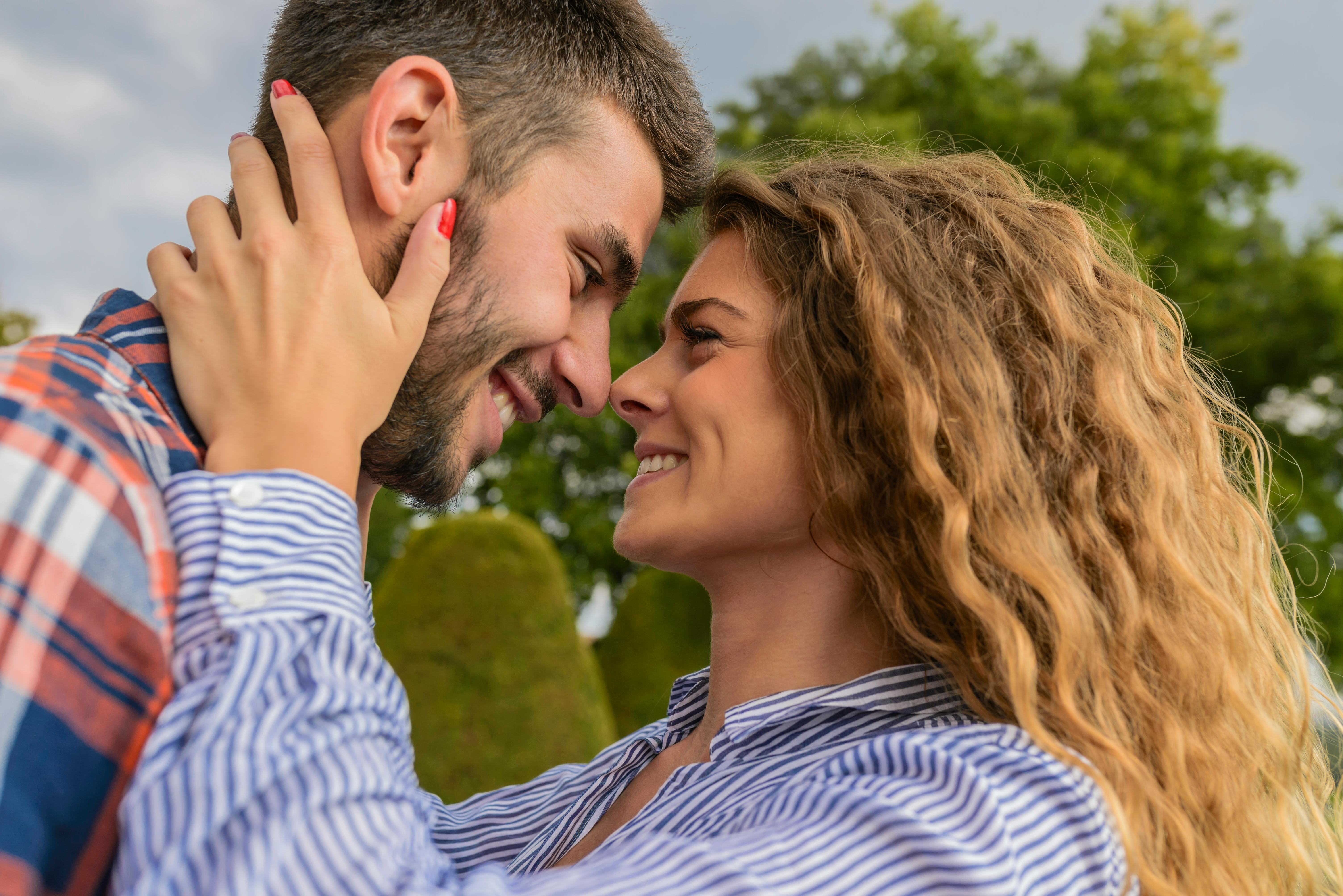 A happy couple hugging | Source: Pexels