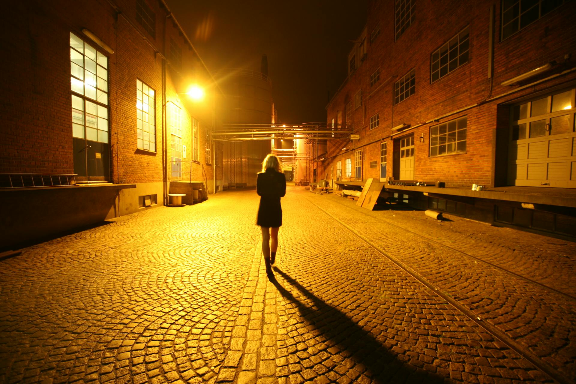 Woman walking alone at night | Source: Pexels