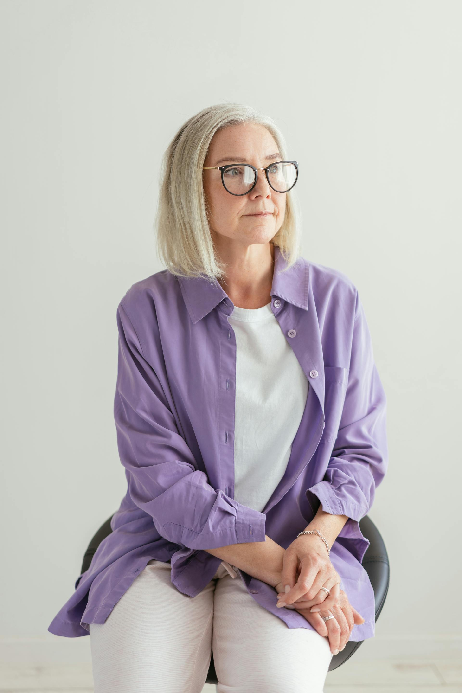 A somber looking elderly woman | Source: Pexels