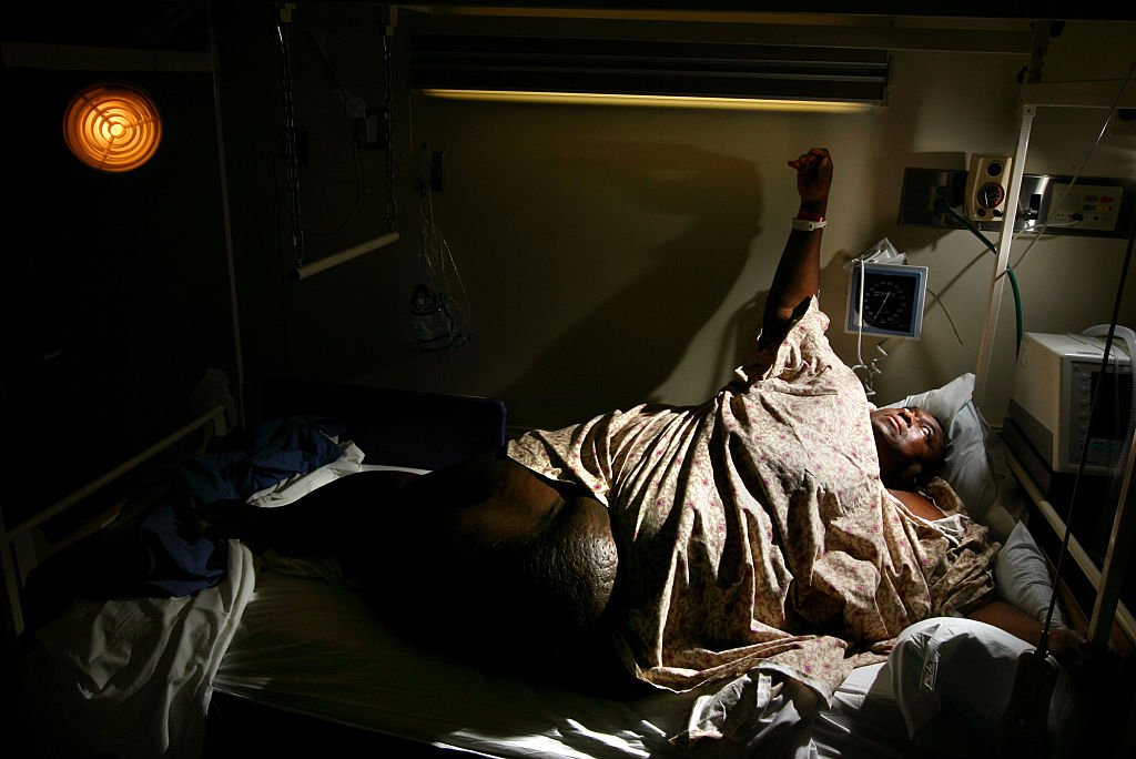 Billi Gordon lies on a hospital bed receiving care at Cedars-Sinai Medical Center in 2009. |  Photo: Getty Images