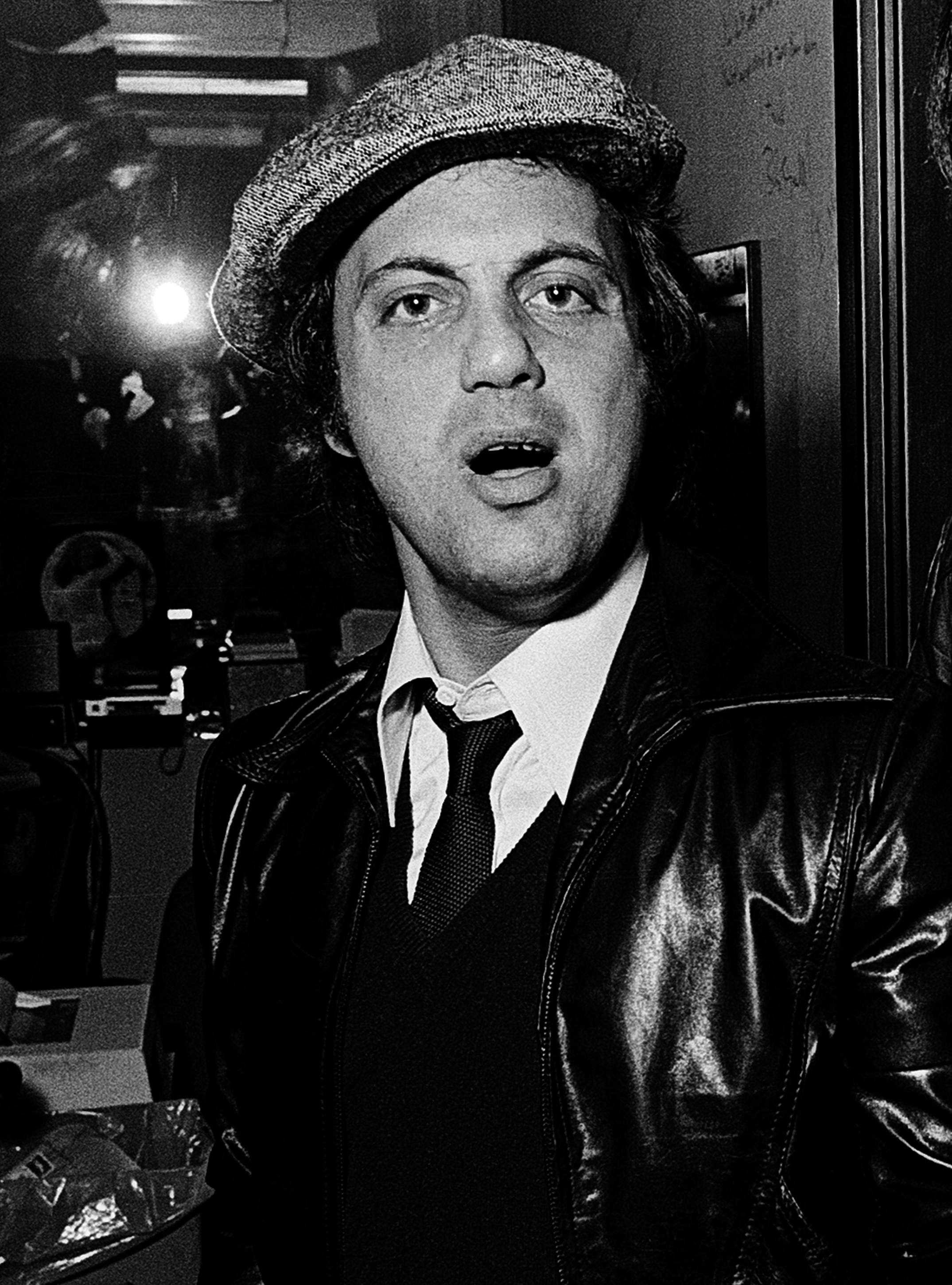 Billy Joel es fotografiado durante su visita al estadio de radio WKLS 96 Rock hacia 1979 en Atlanta, Georgia | Foto: Getty Images