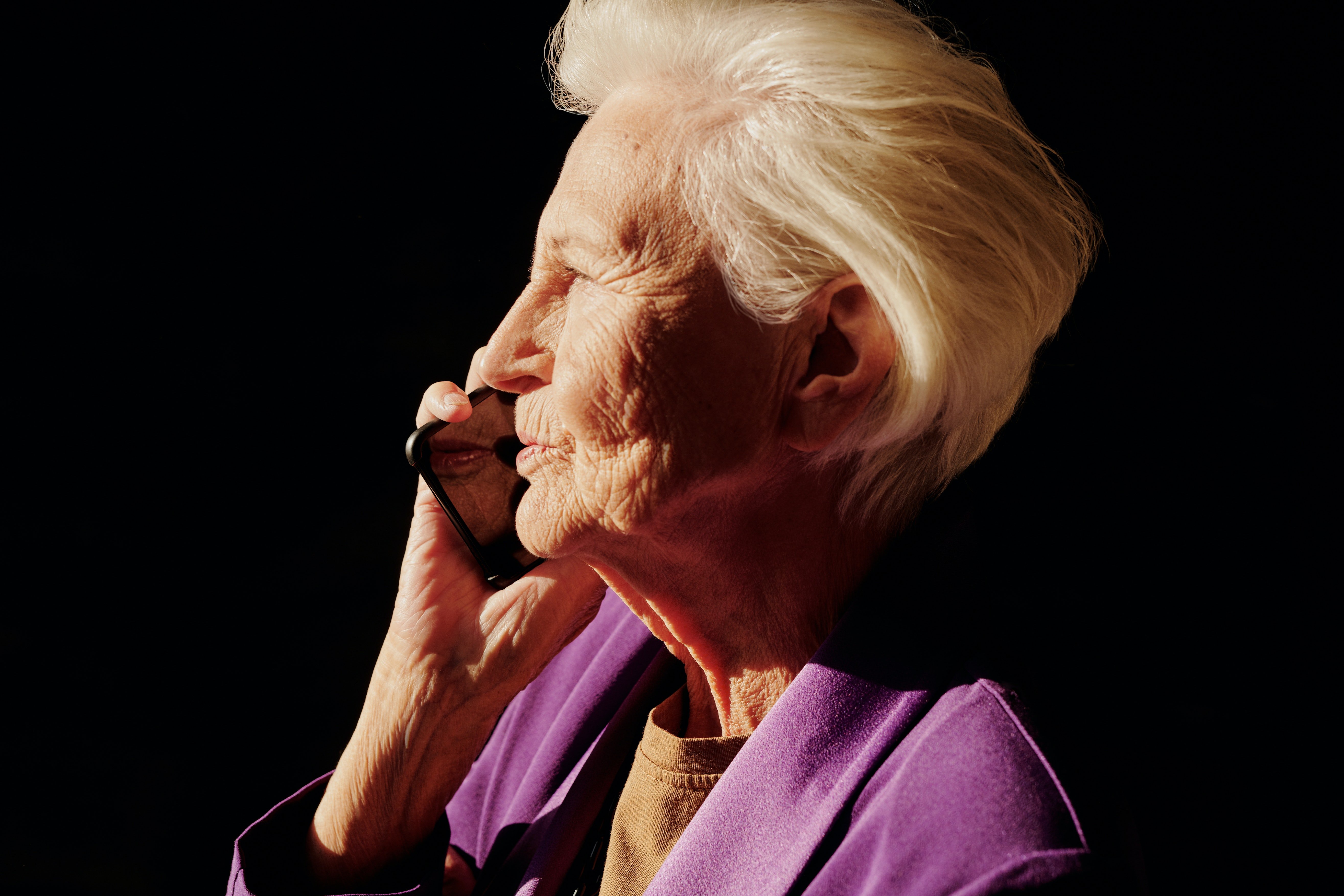 Anciana hablando por teléfono. | Foto: Pexels