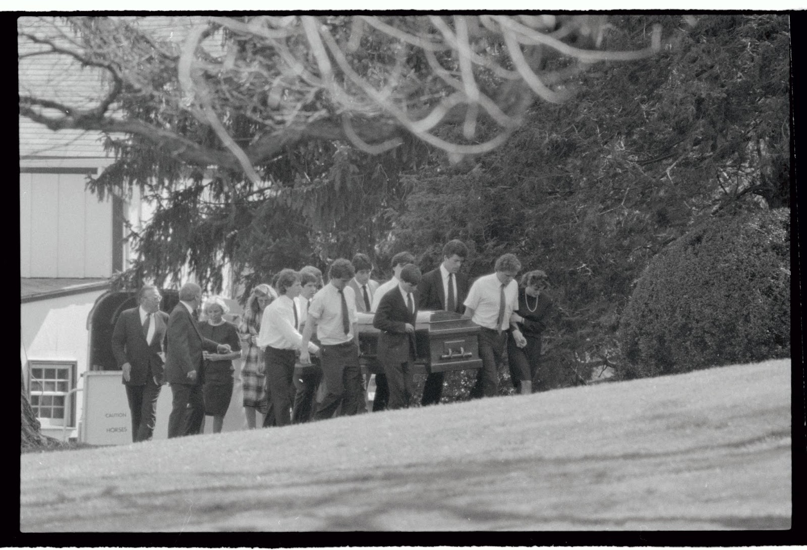 Members of the Kennedy family escorted by Ethel Kennedy carrying the casket of David Kennedy from the hearse to the Kennedy House on May 4, 1984. | Source: Getty Images