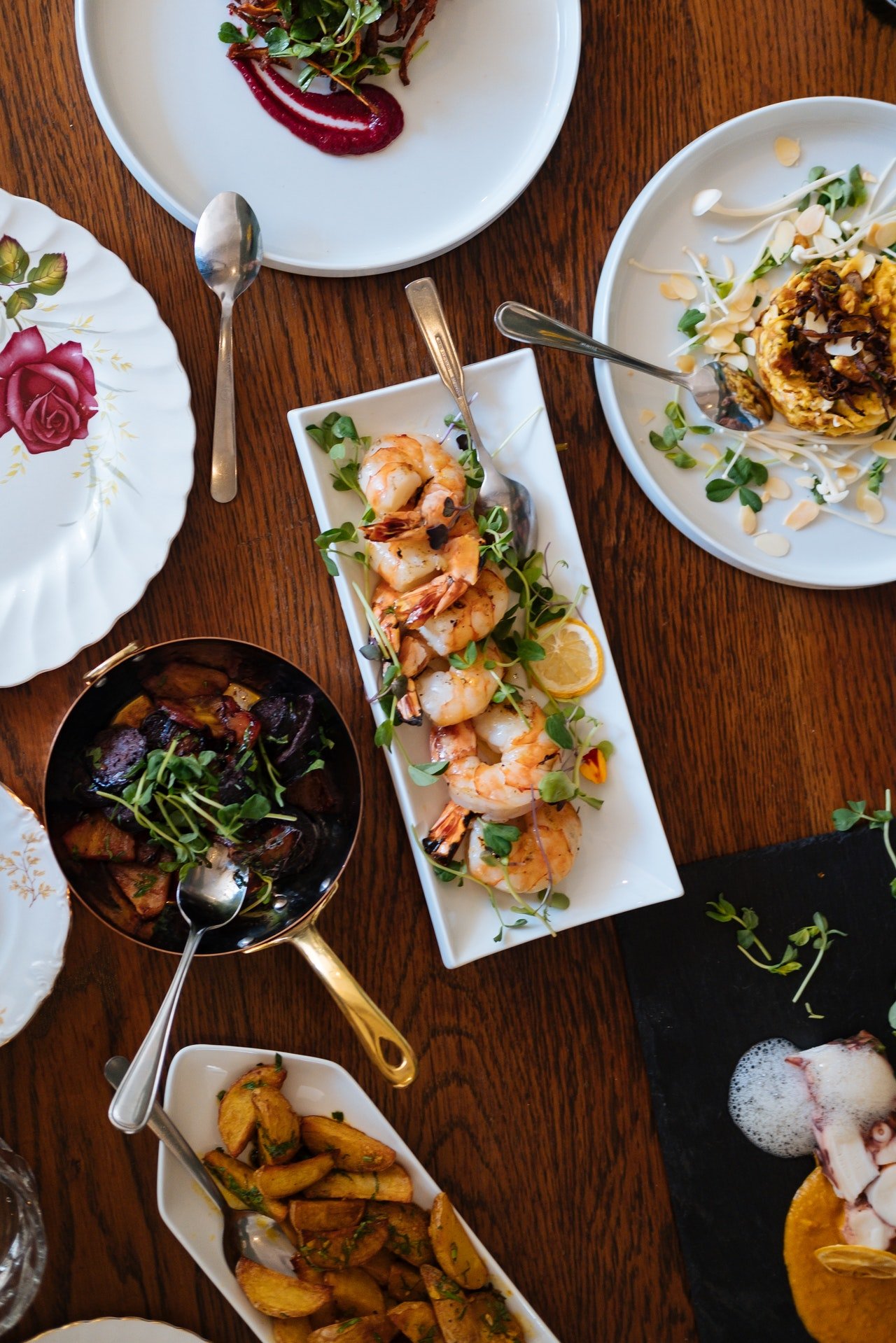 Tray of food arranged on the table | Photo: Pexels