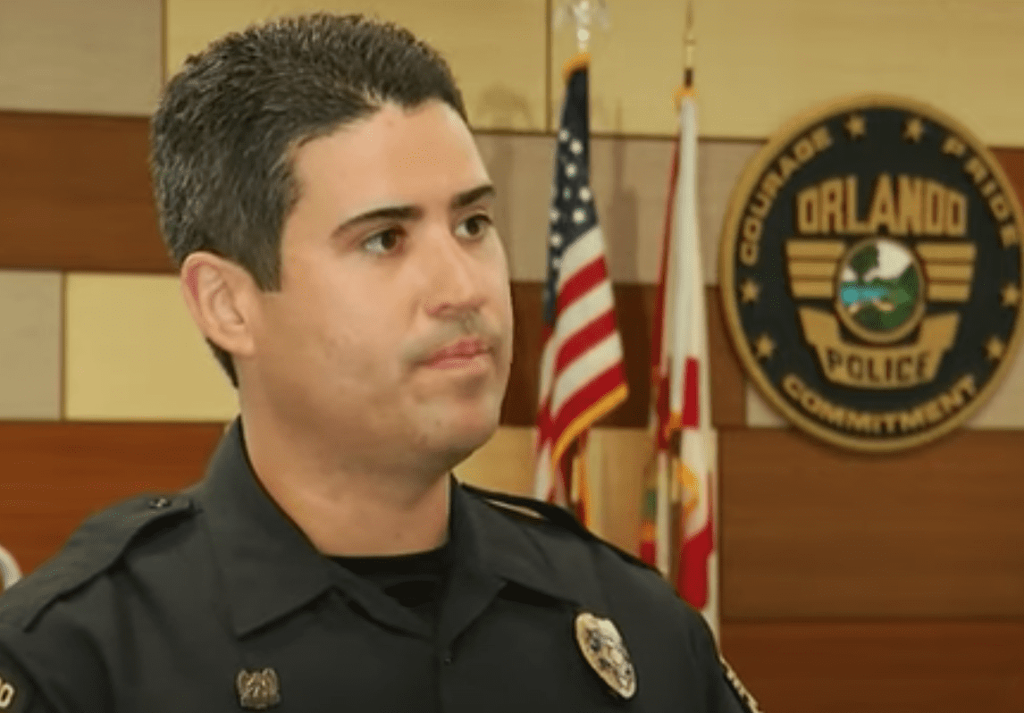 Police officer explains the situation surrounding an abandoned baby | Photo: Youtube/WFTV Channel 9