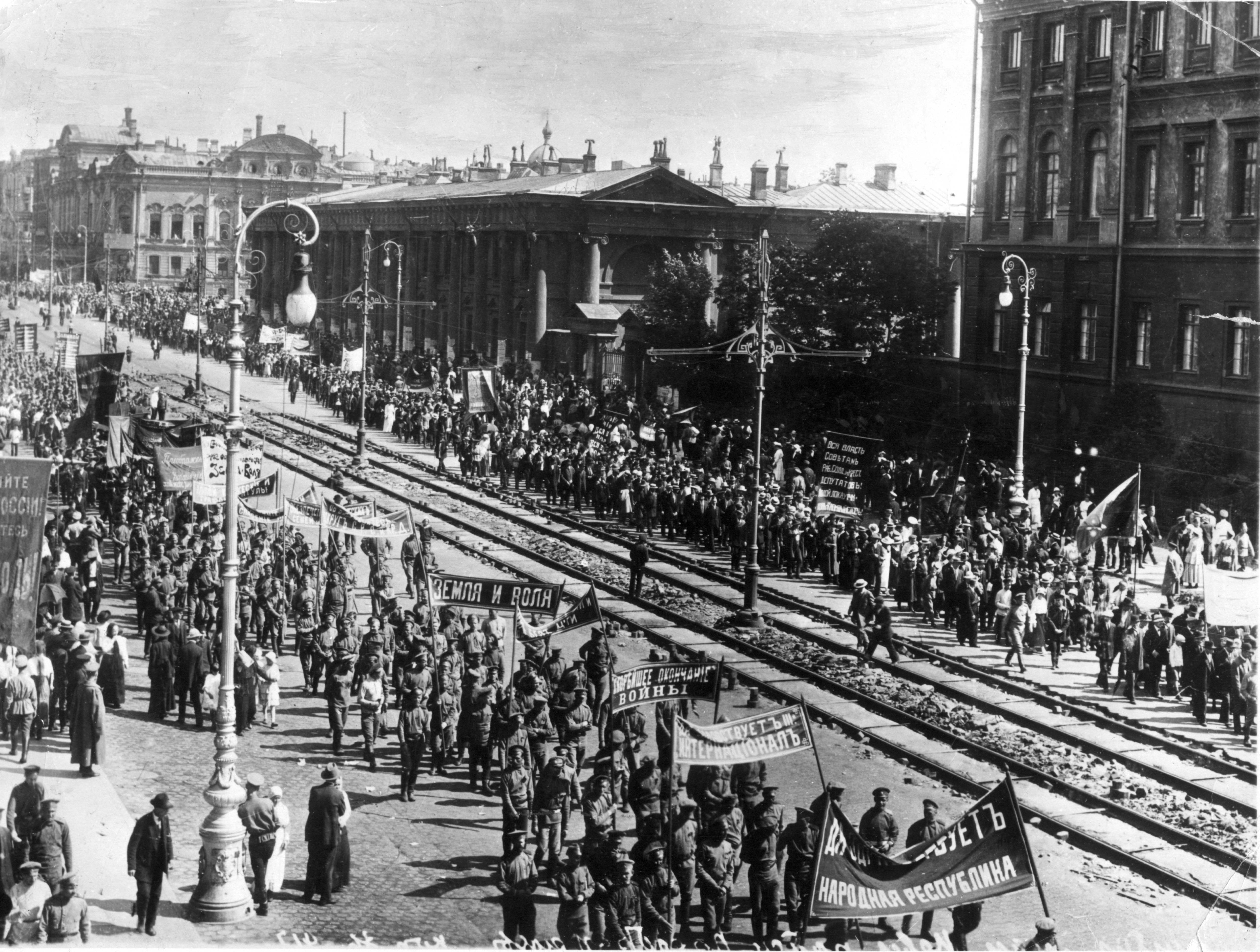 Marcha de trabajadores y soldadoes en Rusia en junio de 1917. | Foto: Getty Images