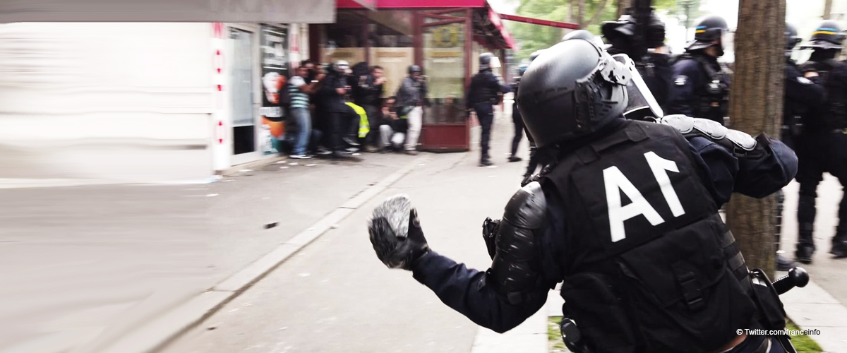 Un policier attaque les manifestants dans une vidéo, leur jetant un projectile : était-ce une défense ou une agression ?