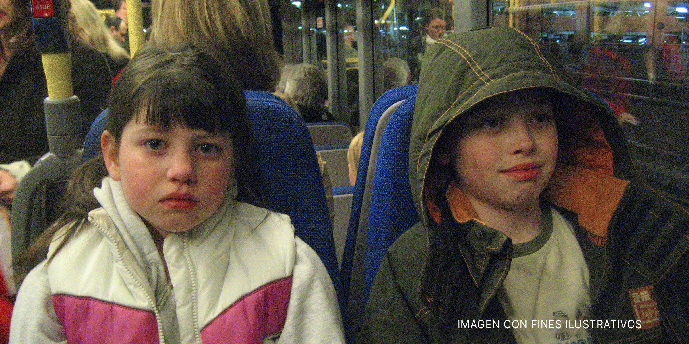 Dos niños en un autobús. | Foto: Flickr.com/fhwrdh (CC BY 2.0)