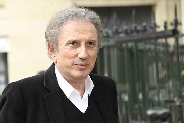Michel Drucker arrive à l'église Saint-Germain-des-Prés à Paris. |Photo : Getty Images