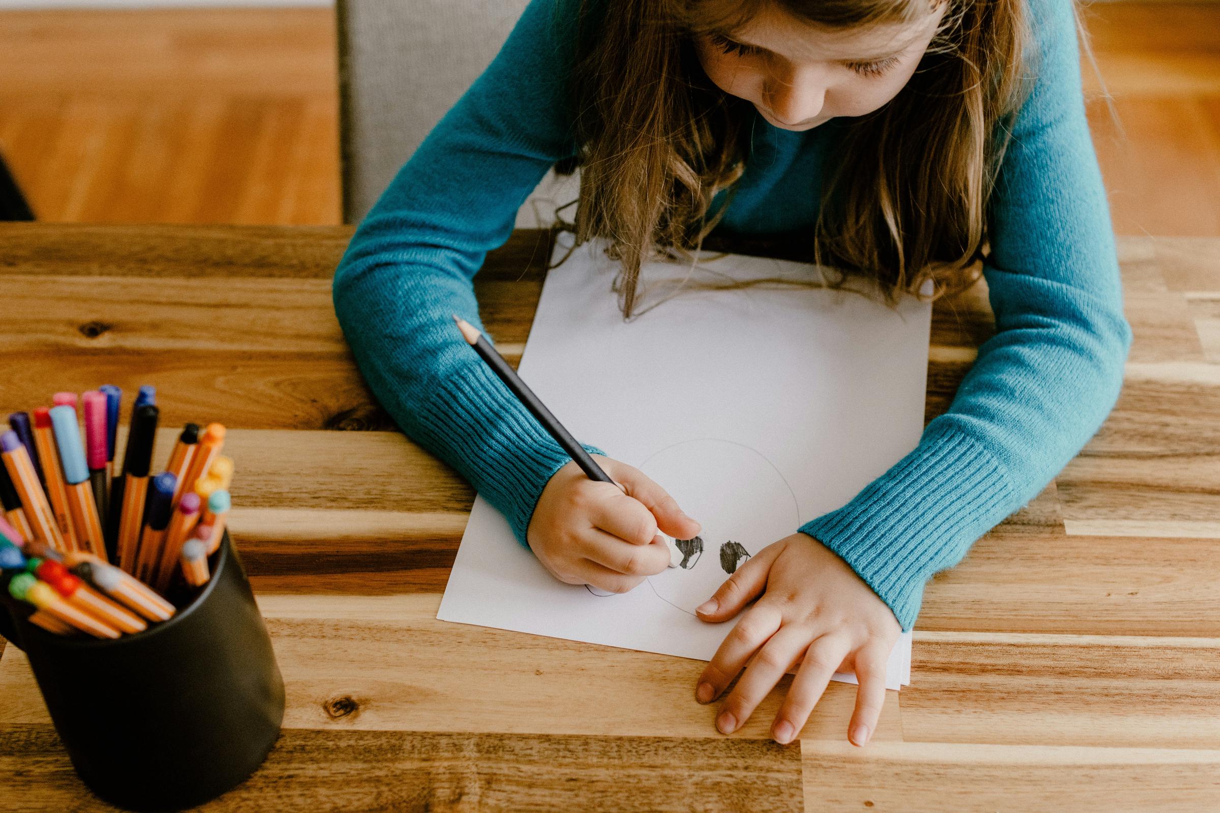 A little girl drawing | Source: Unsplash