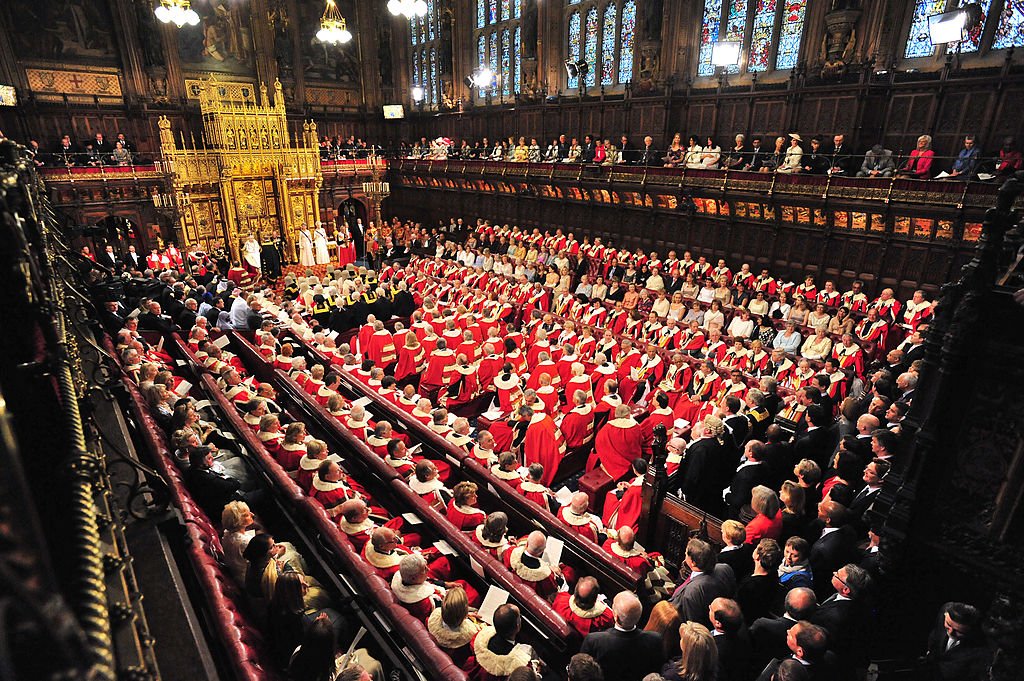 La reina Elizabeth II durante la apertura estatal del Parlamento. | Foto: Getty Images