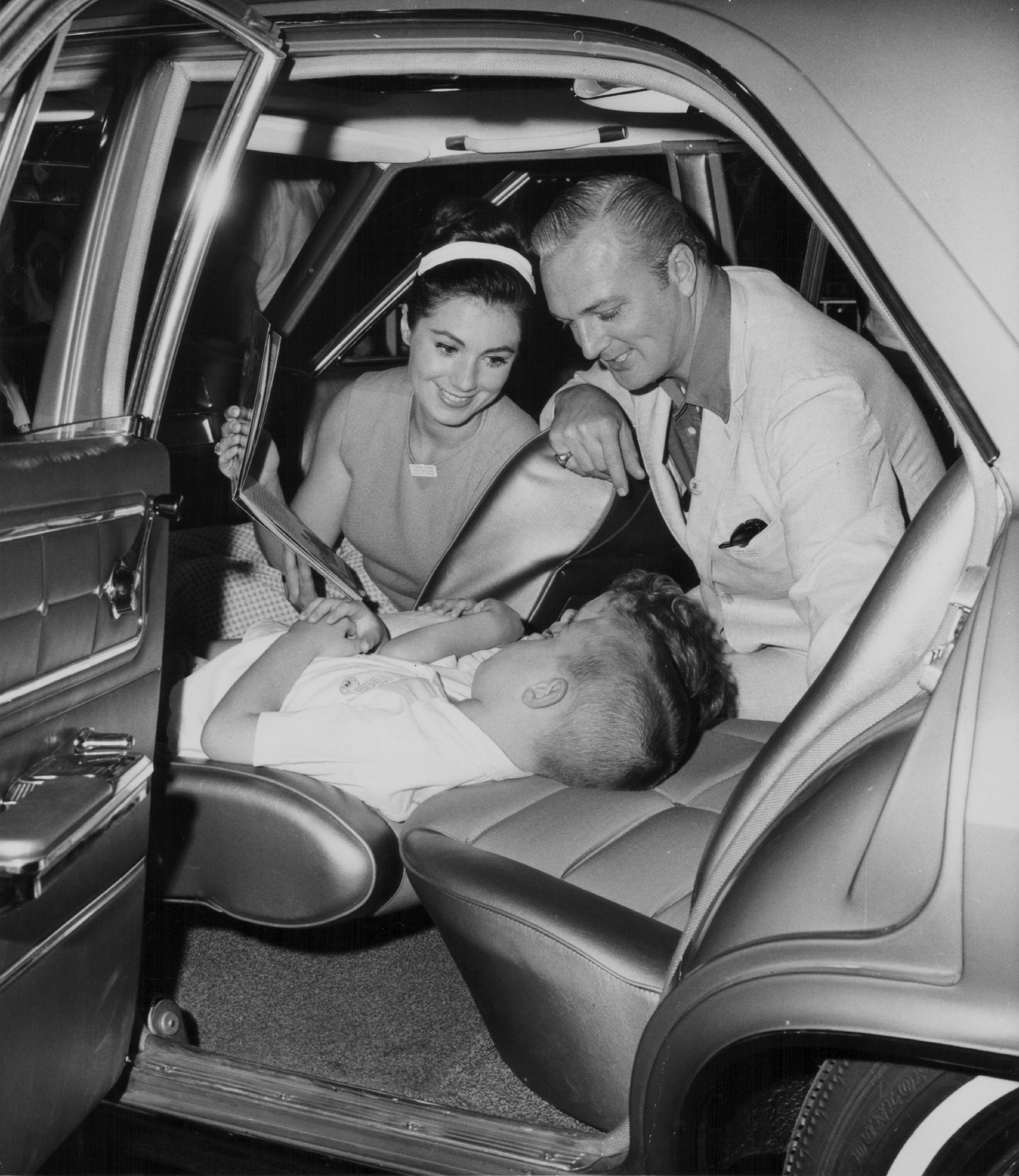 Actor Jack Cassidy and his wife Shirley Jones, posing in a car with their children at the General Motors Futurama Exhibit at the New York World's Fair, 1964 | Source: Getty Images