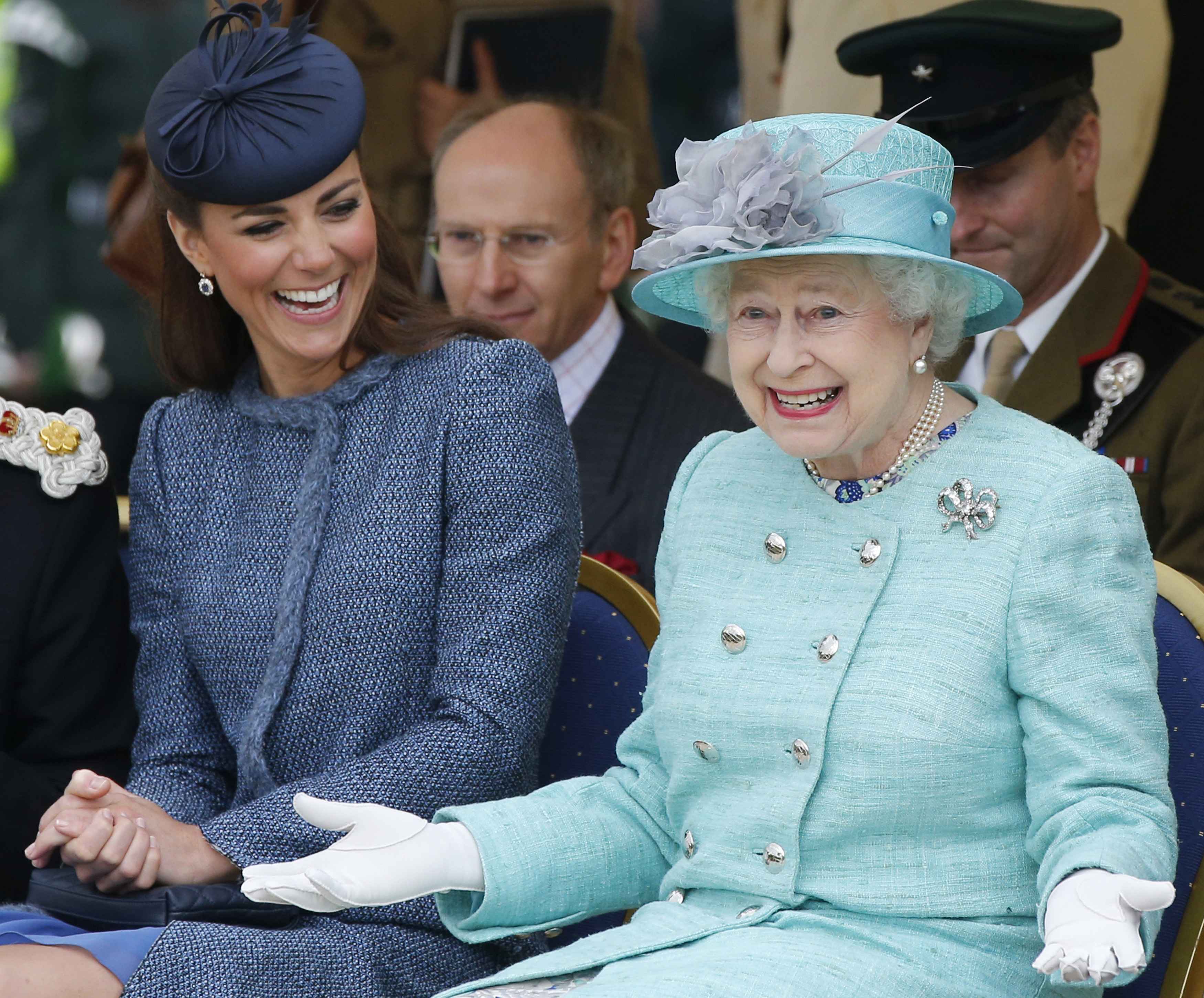 Catherine, Herzogin von Cambridge, und Königin Elizabeth II. sehen sich einen Teil einer Sportveranstaltung für Kinder an, während sie Vernon Park während eines Diamond Jubilee-Besuchs in Nottingham, England, am 13. Juni 2012 besuchen. | Quelle: Getty Images
