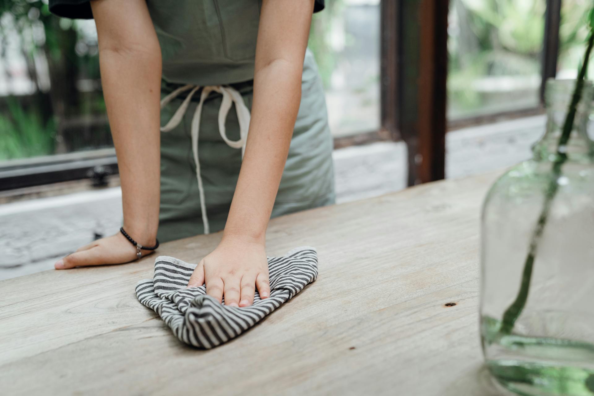 A woman working as a waitress | Source: Pexels