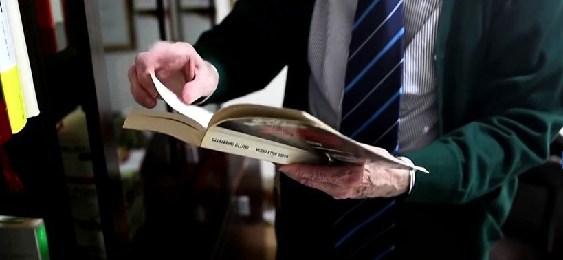 Photo of 96-year-old Giuseppe Paterno holding a book | Photo: Youtube / Reuters