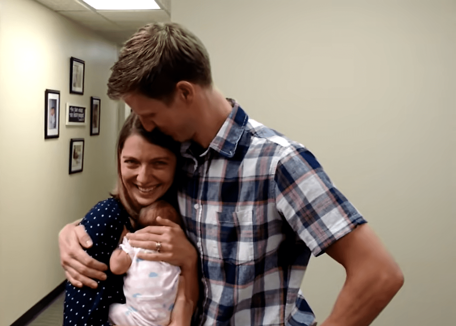 Matt and Katie Curtis meeting and holding their adopted baby, Natalie Gray, for the first time.│Source: youtube.com/Genesis Media