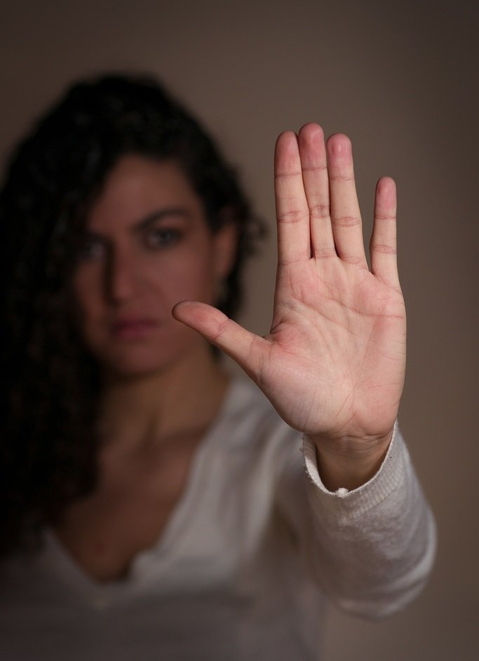 Mujer manifestando negación a la violencia de género. | Imagen: Flickr