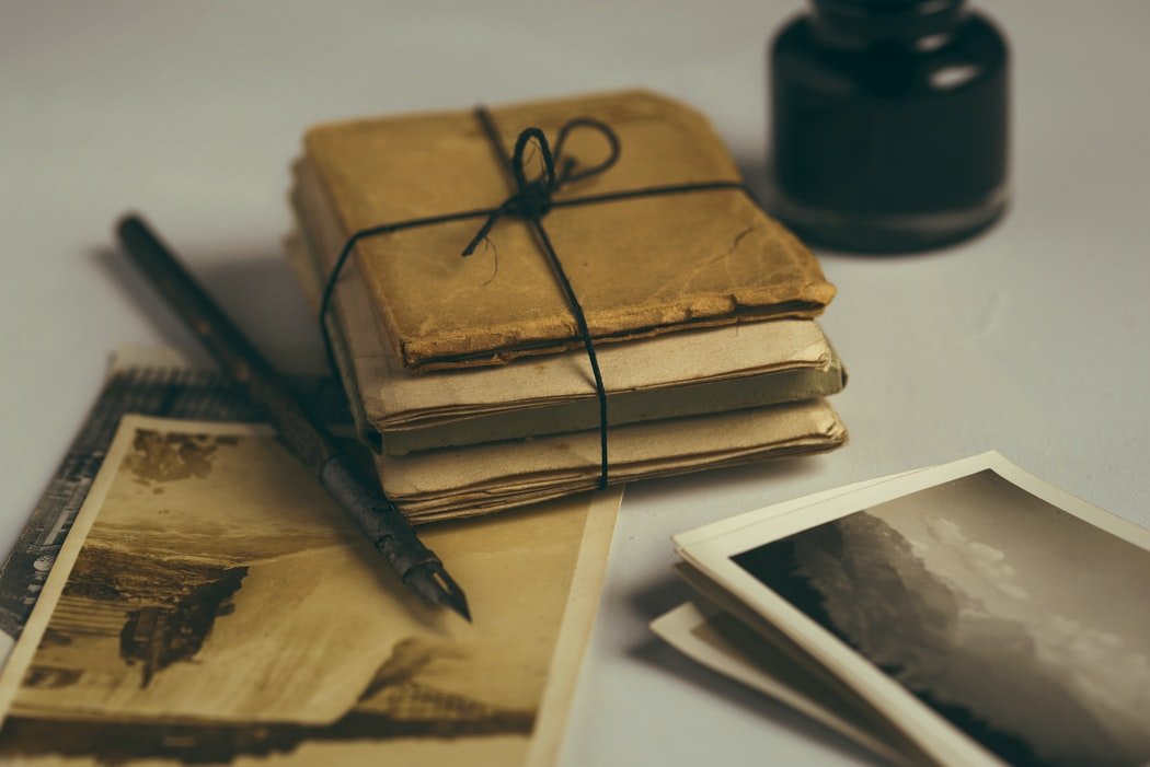 Cartas antiguas y fotos. | Foto: Unsplash