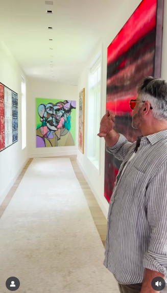 Martin Lawrence Bullard speaking about the art. | Source: Instagram/verandamag