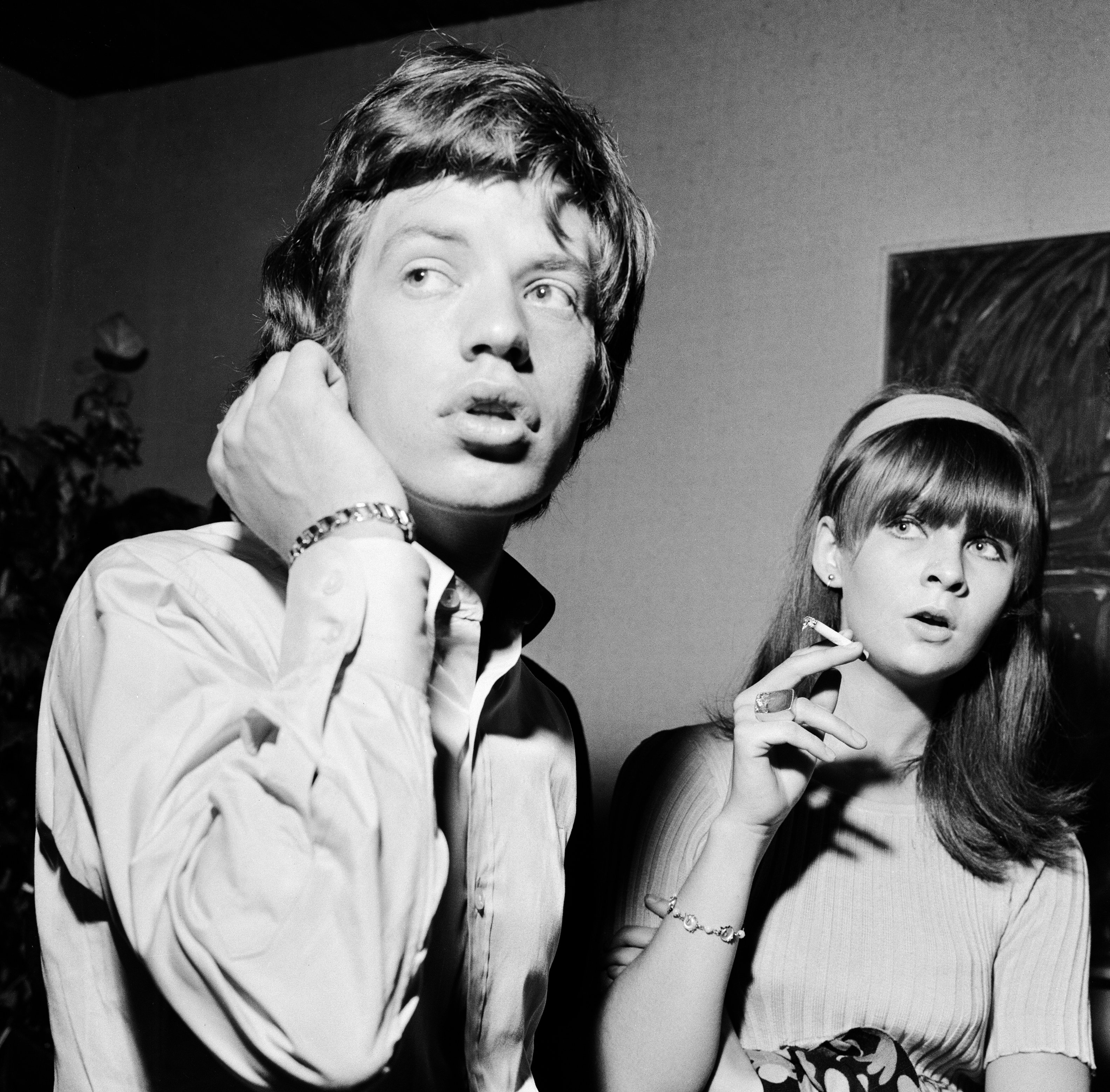 Mick Jagger y Chrissie Shrimpton en la boda de David Bailey y Catherine Deneuve el 18 de agosto de 1965. | Foto: Getty Images