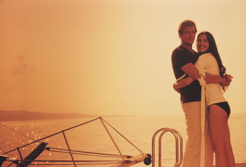 Carole Bouquet et Roger Moore en décembre 1980. l Source: Getty Images Carole Bouquet et Roger Moore en décembre 1980. l Source: Getty Images