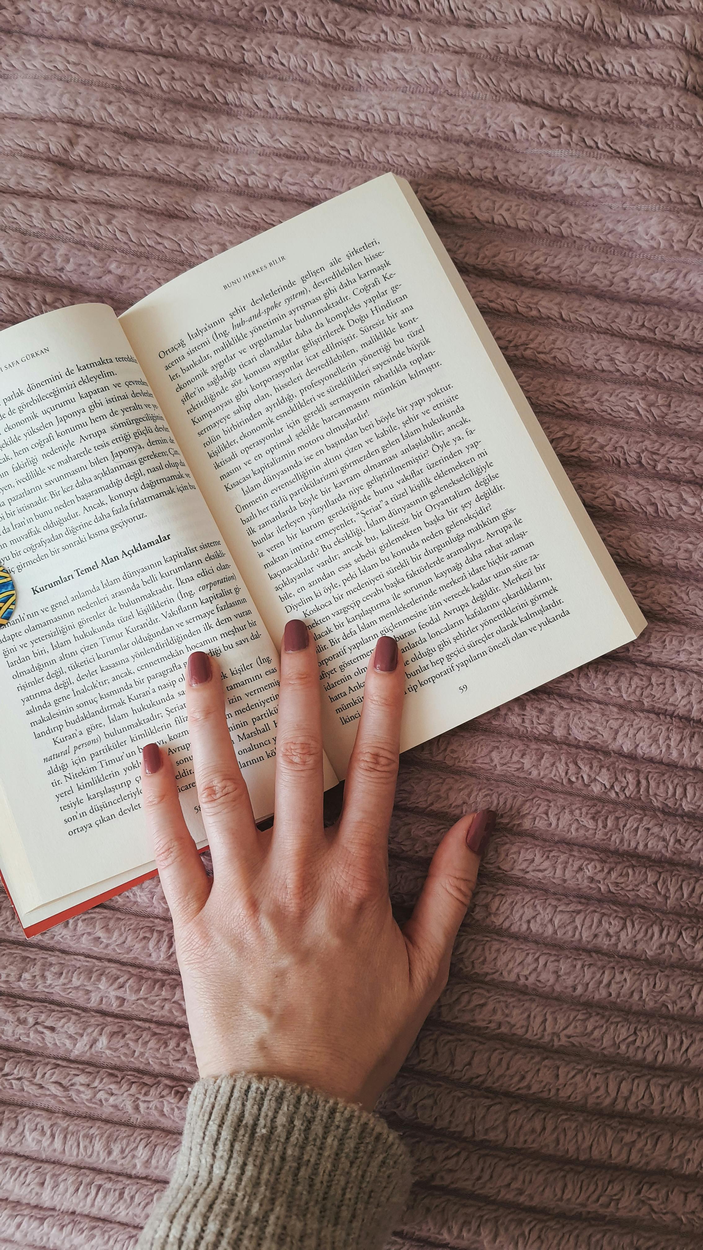 A woman's hand over a book | Source: Pexels