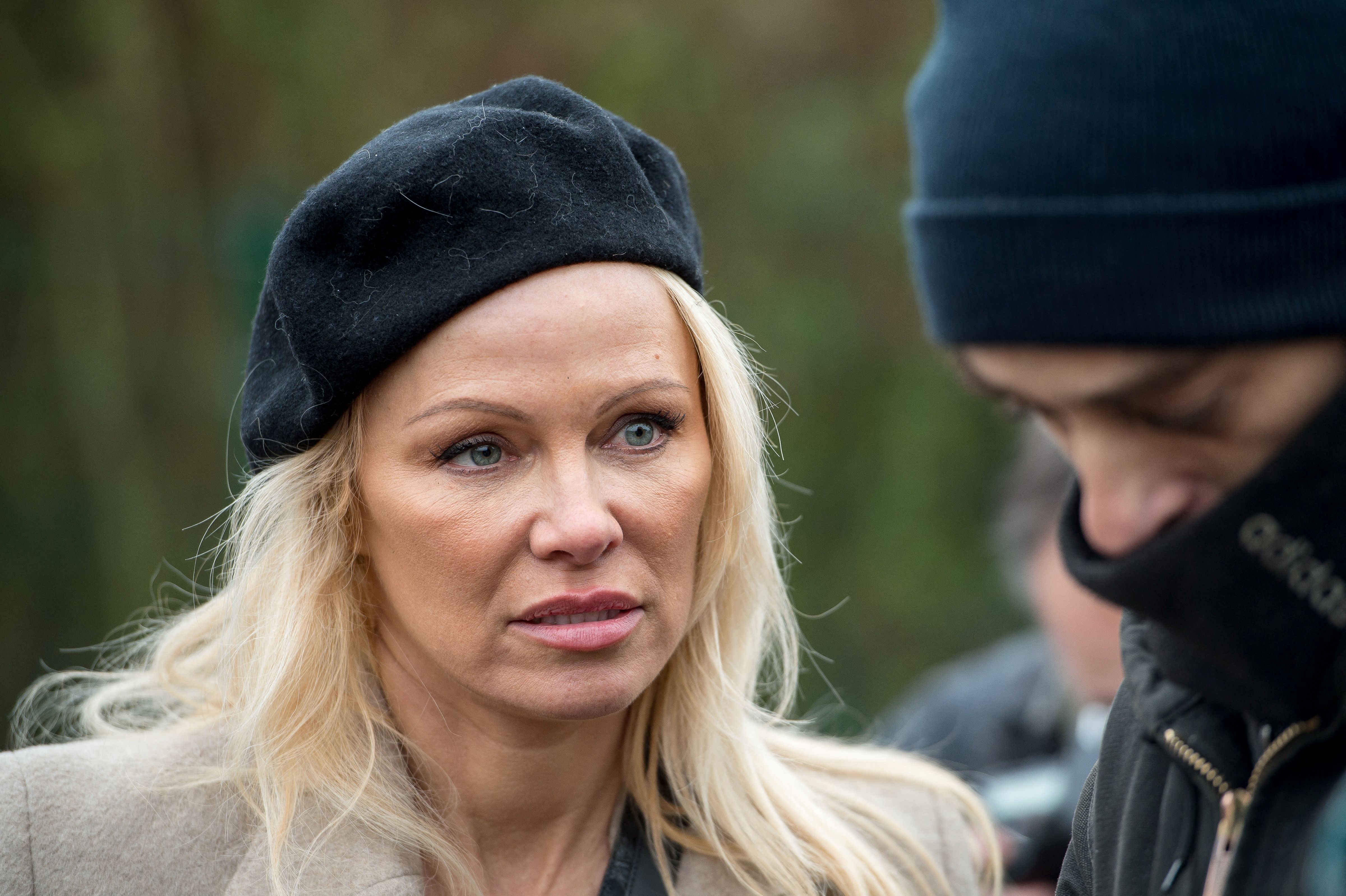 Pamela Anderson in the migrant and refugee camp of Grande-Synthe, northern France, on January 25, 2017. | Source: Getty Images