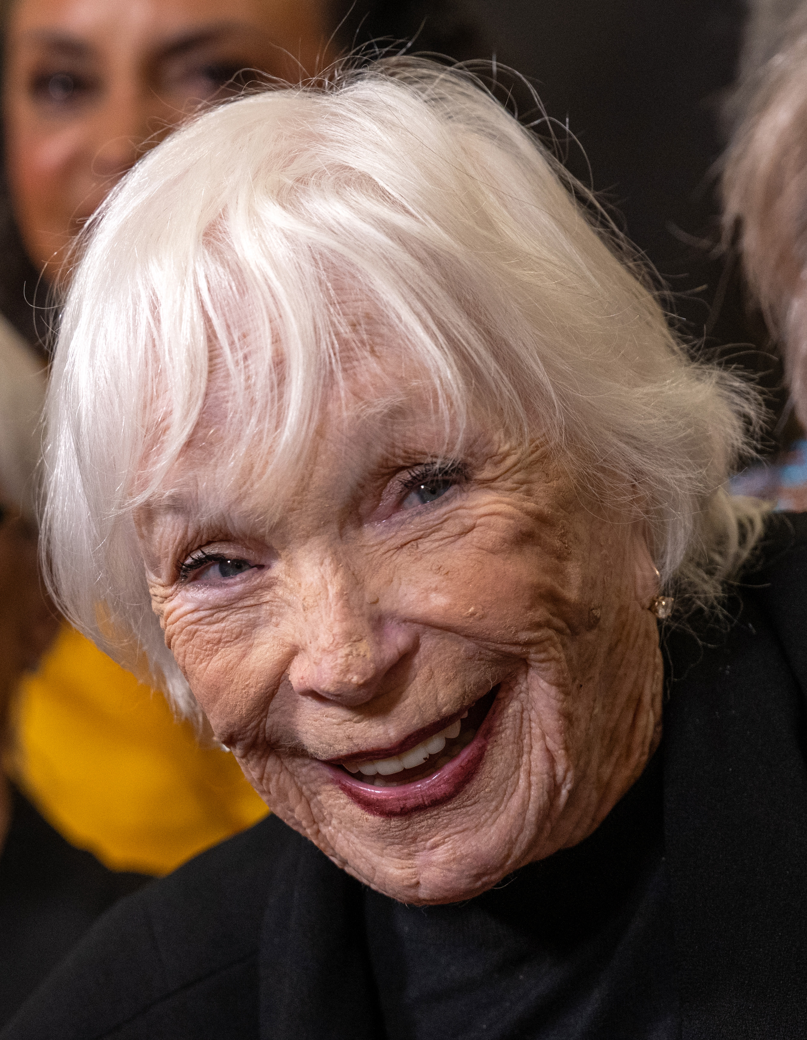 With her signature sparkle and expressive gaze, MacLaine glows at the 2025 Dance Hall of Fame Ceremony. Her heartfelt smile, framed in a tender close-up, reflects a lifelong love for performance — and a legacy that refuses to fade.