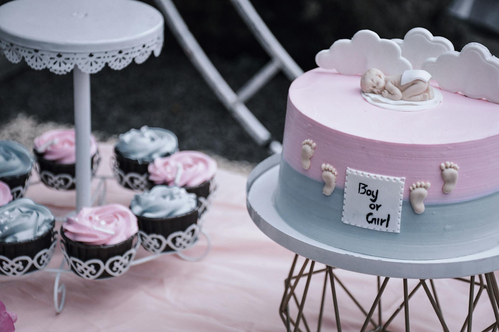 Cake and cupcakes lying on a table at a gender reveal party | Source: Pexels