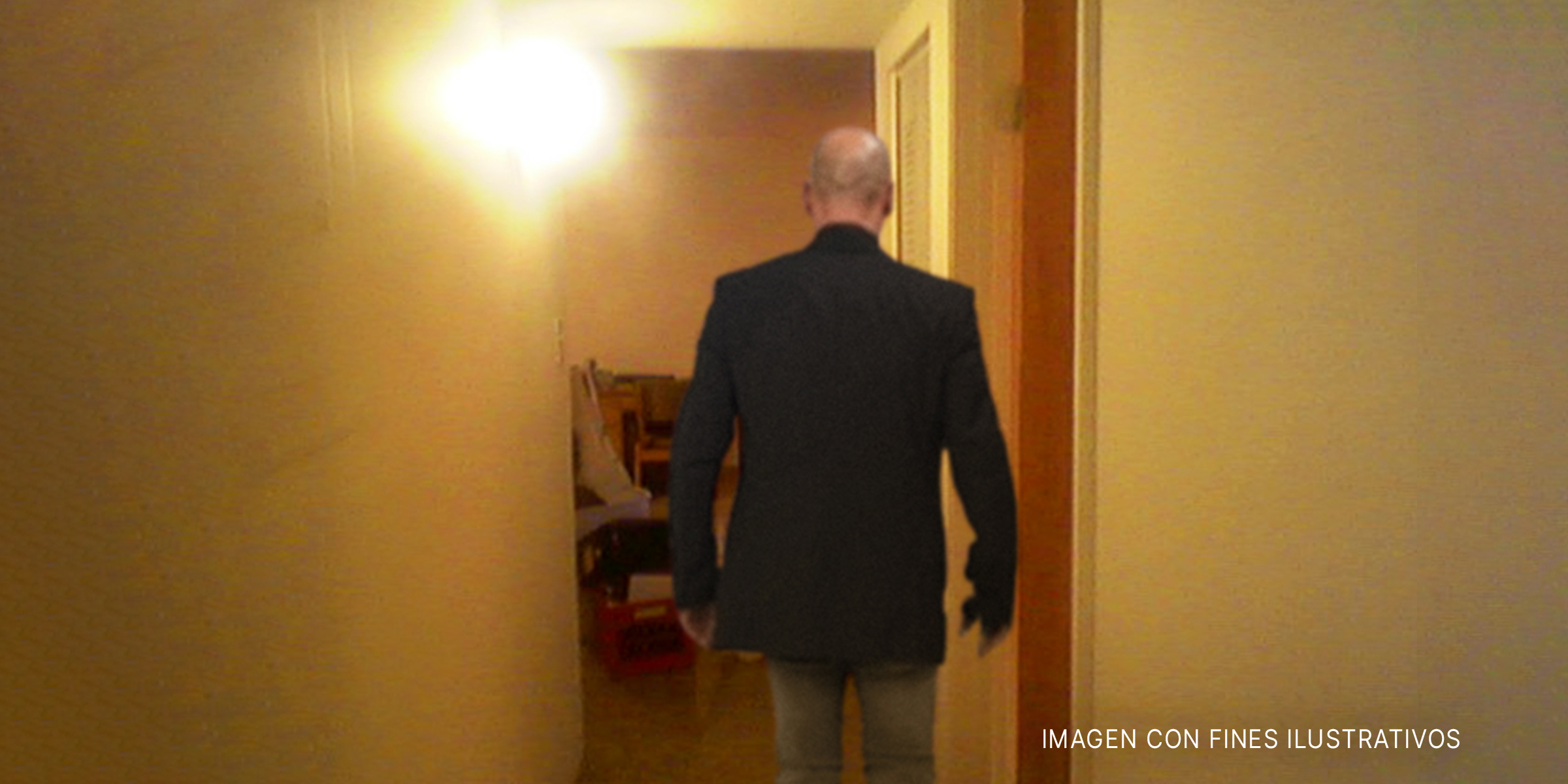 Hombre entra en una habitación. | Foto: Shutterstock Flickr.com/kurmbox (CC BY-SA 2.0)