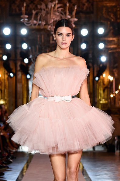 Kendall Jenner, walks the runway during the Giambattista Valli Loves H&M show on October 24, 2019 | Photo: Getty Images