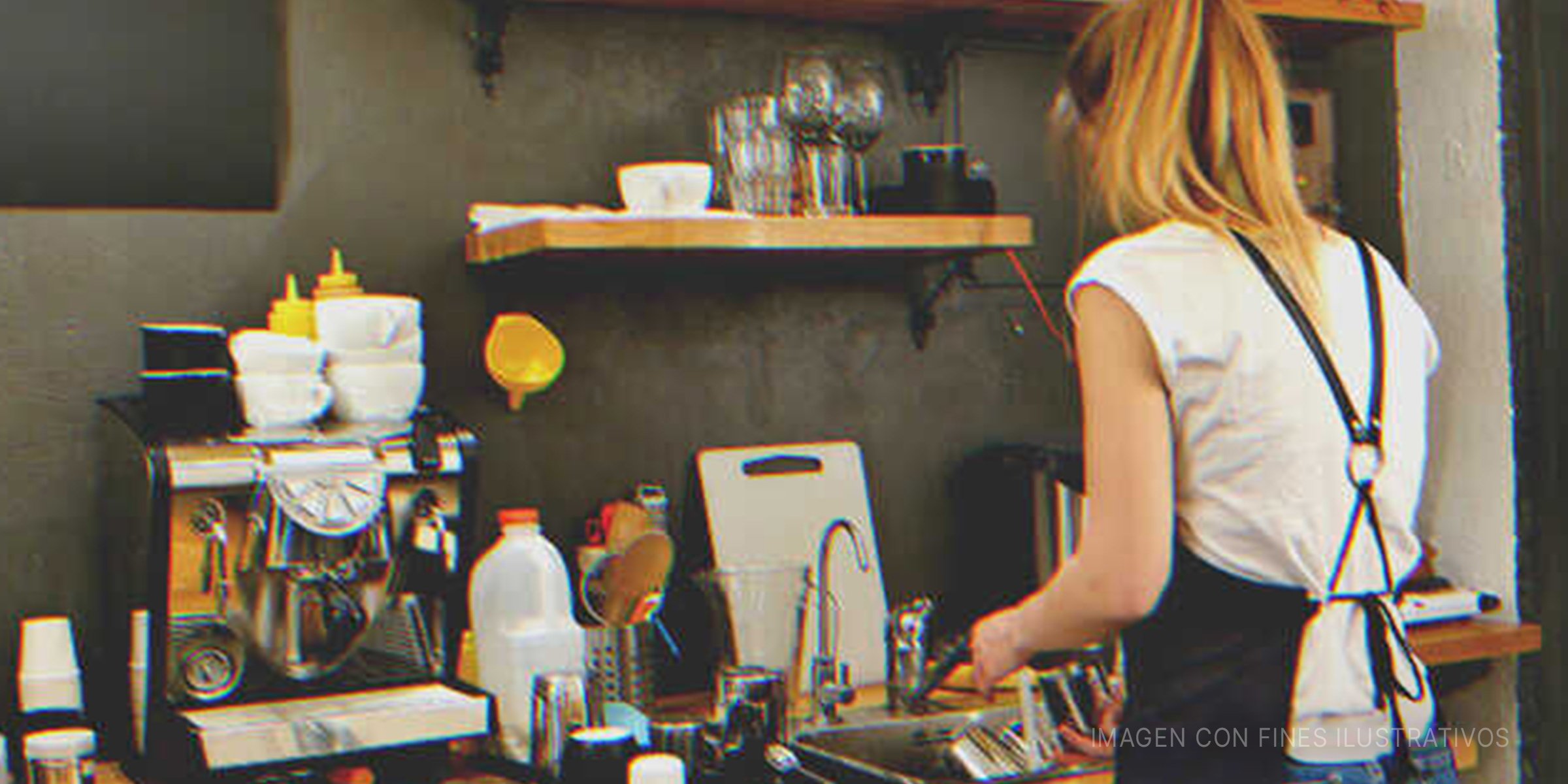 Mujer joven lavando platos | Foto: Shutterstock