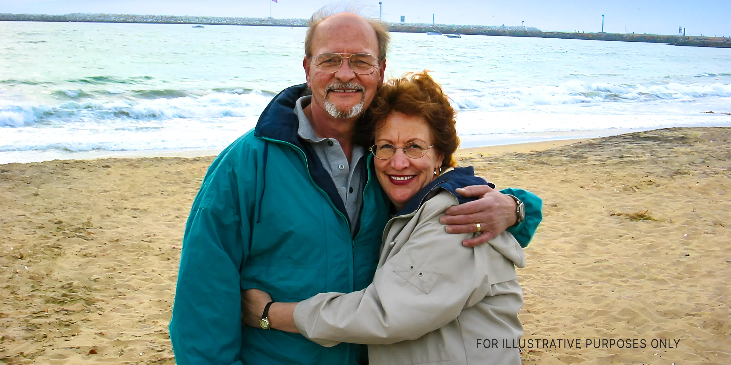 A middle-aged couple hugging on the beach | Source: flickr.com/michaelarrington/CC BY 2.0