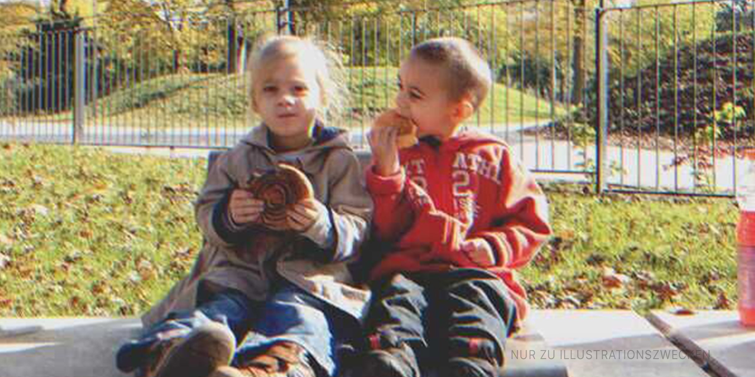 Zwei Kinder essen draußen einen Snack | Quelle: Flickr / Simóca & Annus (Lizenzfrei)