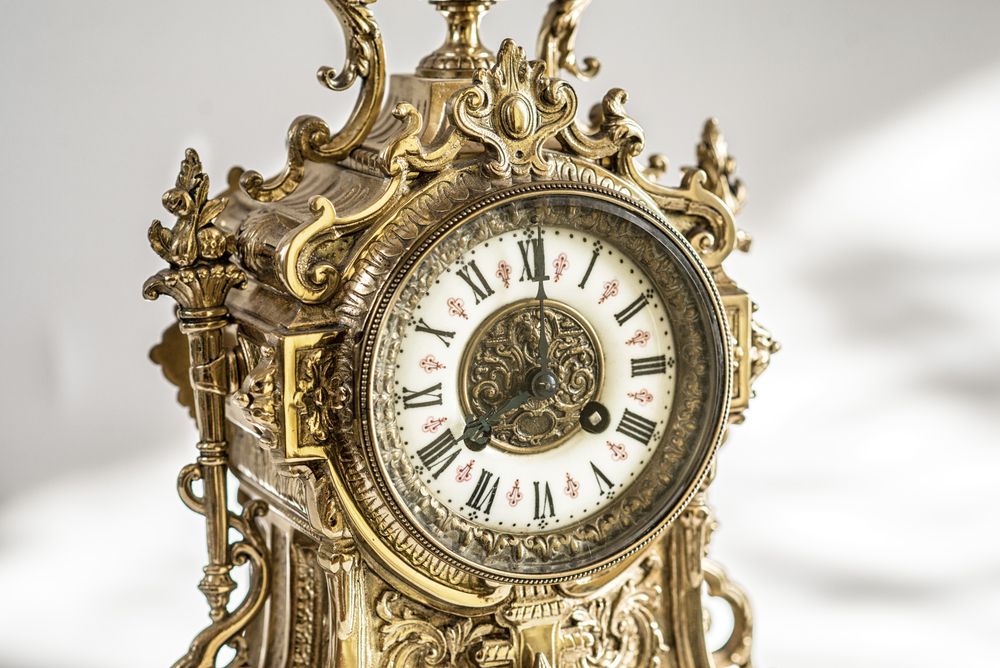 A bronze vintage clock. | Source: Shutterstock
