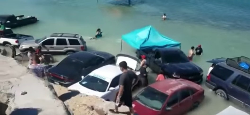 Vehículos inundados en Puerto Peñasco, México. | YouTube/La Voz de la Frontera