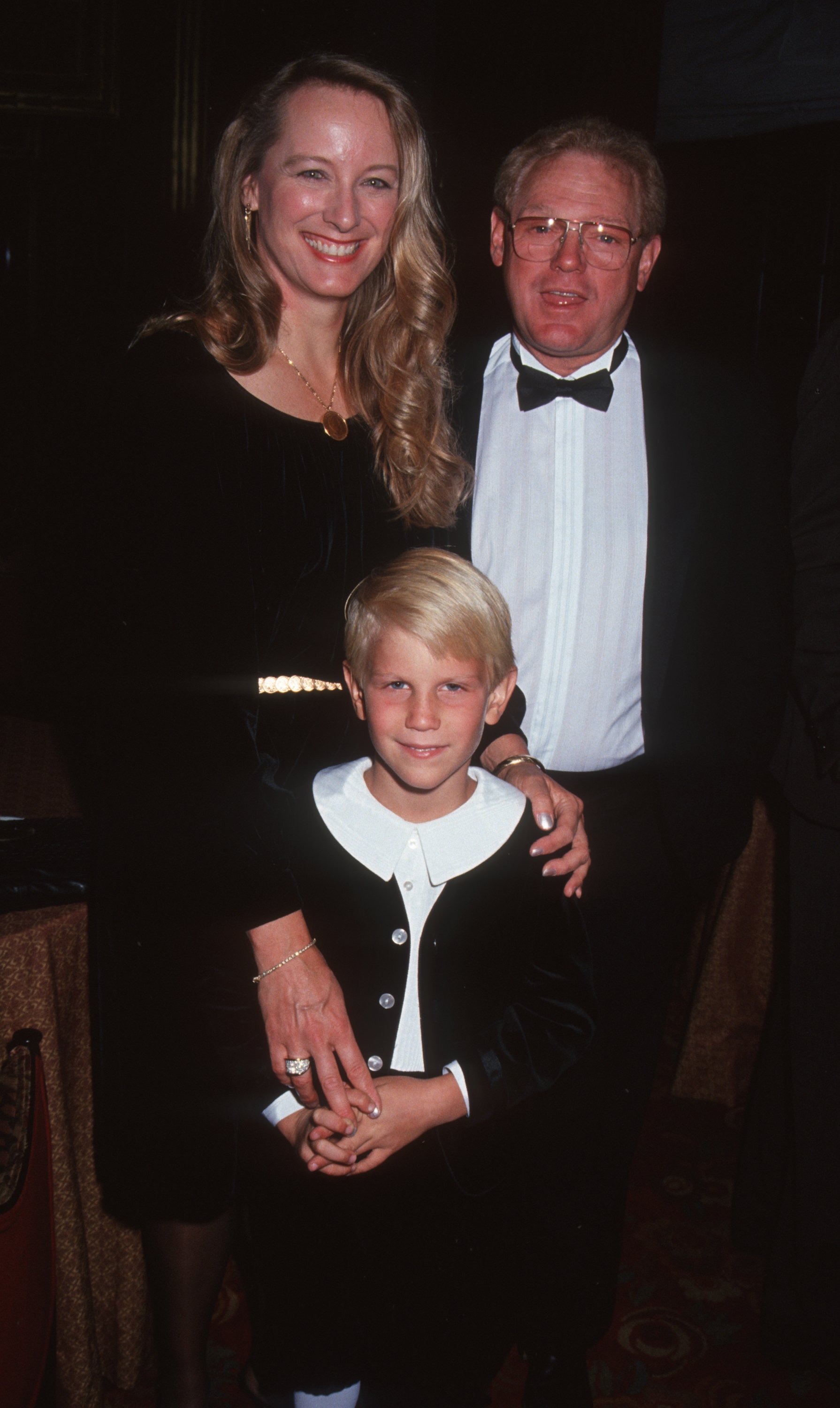 James MacArthur, wife Helen Beth Duntz, and son Jamie MacArthur at the Victoria's Magazine A Star in Our Crown Gala on May 18, 1992, in New York | Source: Getty Images