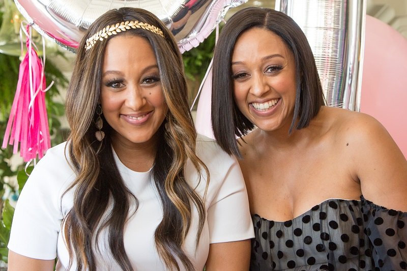 Tia and Tamera Mowry on April 4, 2015 in Santa Monica, California | Photo: Getty Images