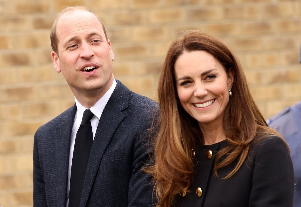 Le prince William, duc de Cambridge, et Kate, duchesse de Cambridge, portent du noir en signe de respect après le décès du prince Philip. | Photo : Getty Images