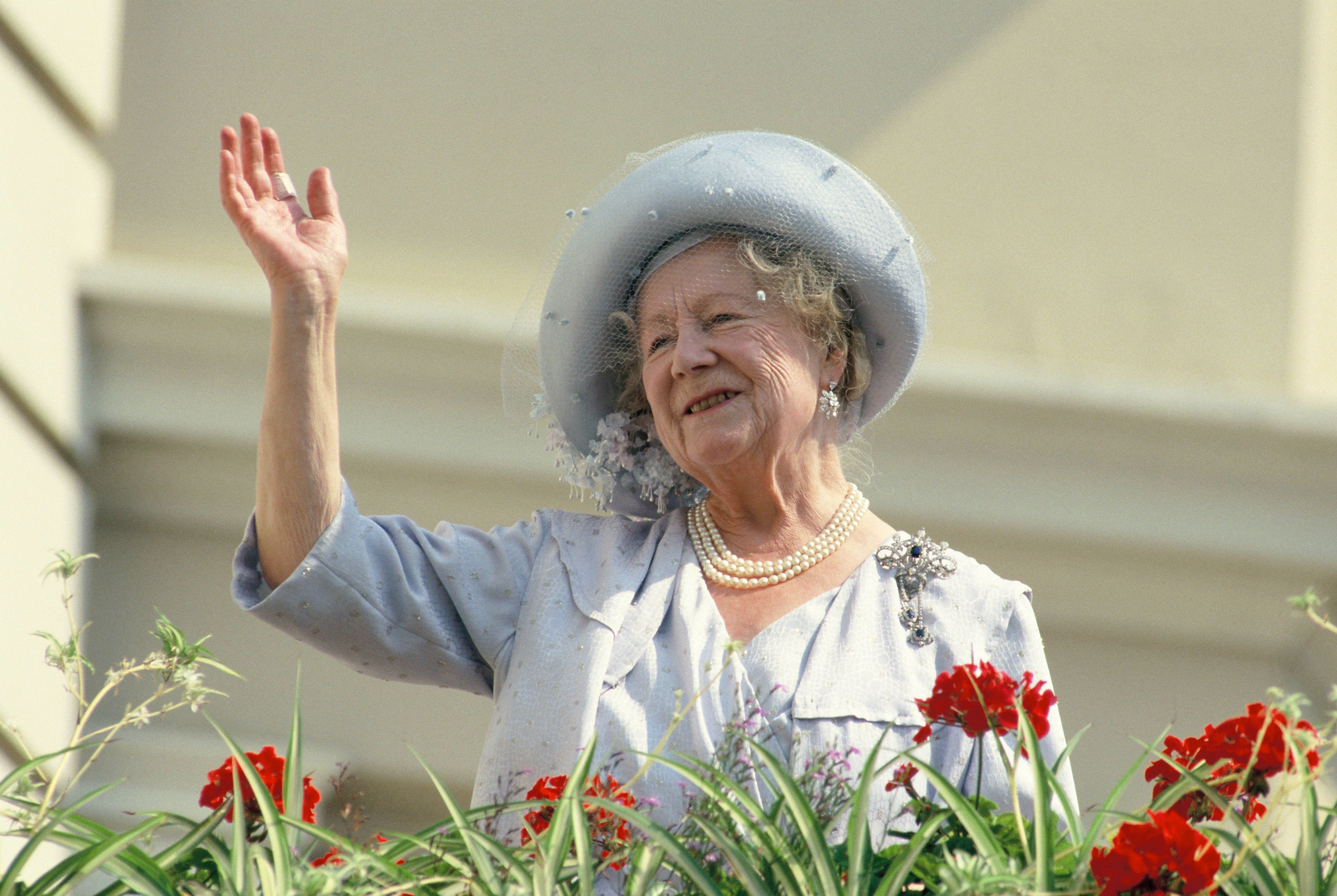 La Reina Madre saludando a los simpatizantes durante la celebración de su cumpleaños 90, el 4 de agosto de 1990 en Londres, Inglaterra. | Foto: Getty Images