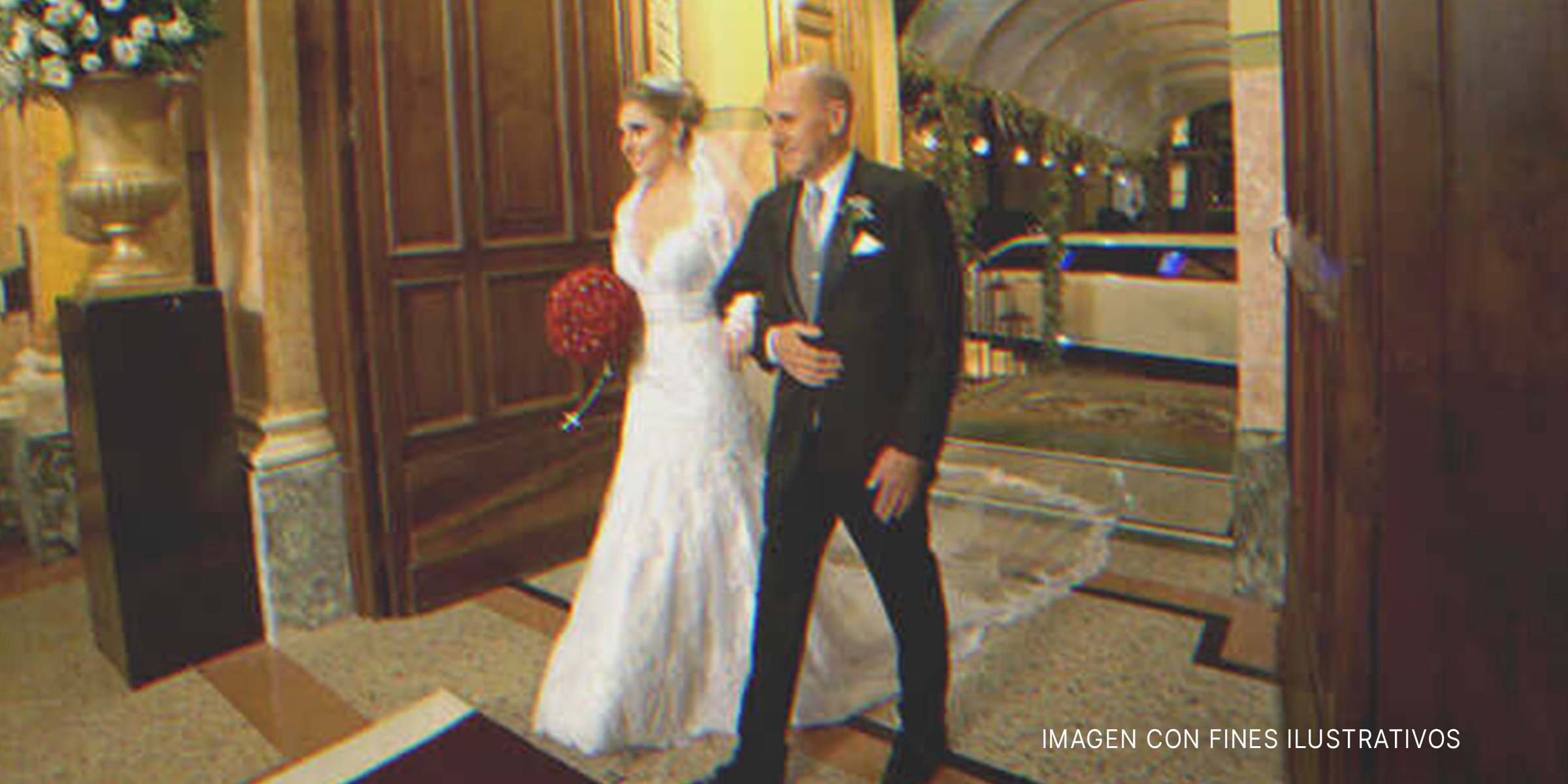 Una mujer y un hombre caminando hacia el altar | Foto: Getty Images
