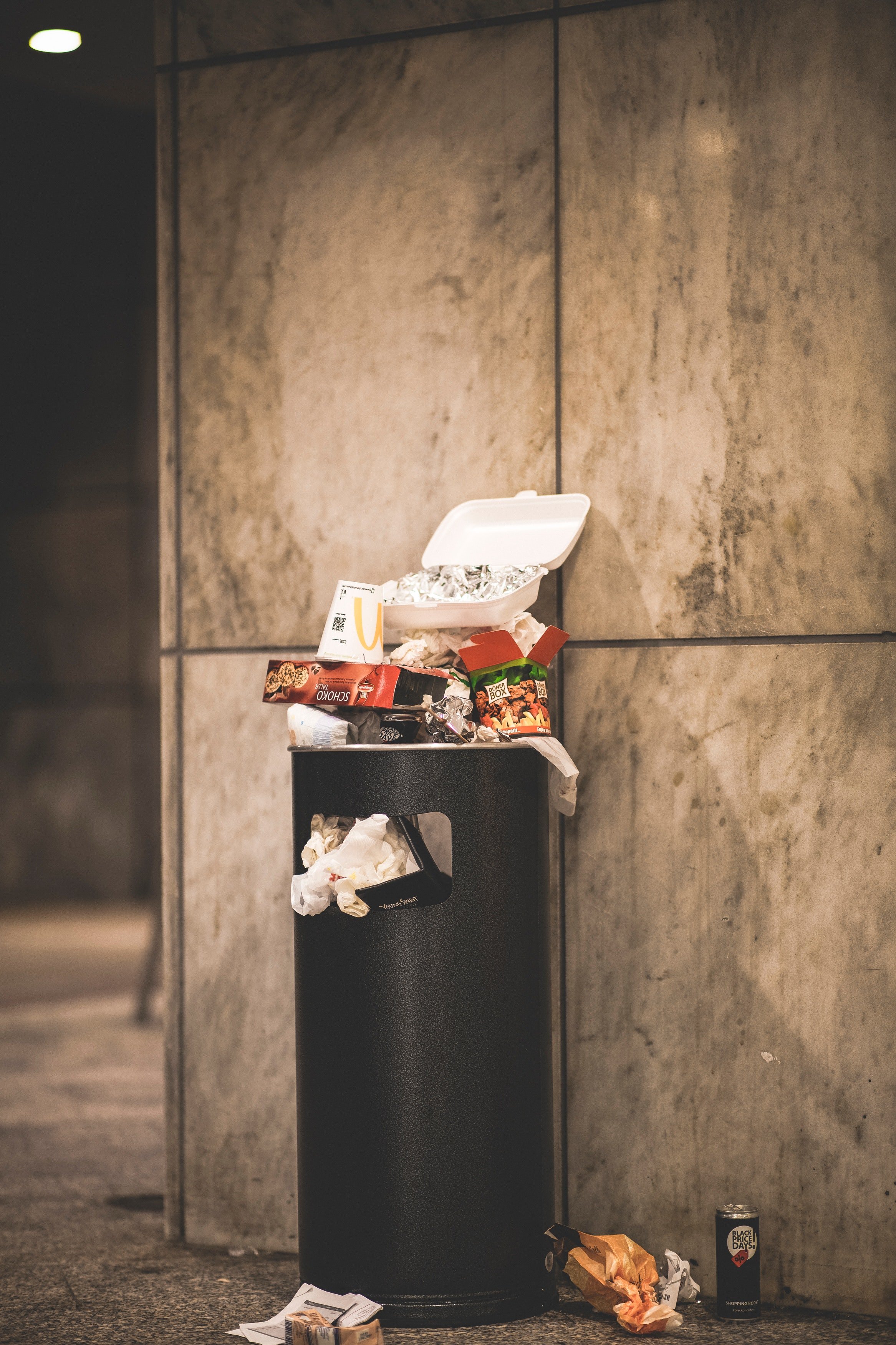 Un contenedor de basura lleno de desechos de comida. | Foto: Pexels